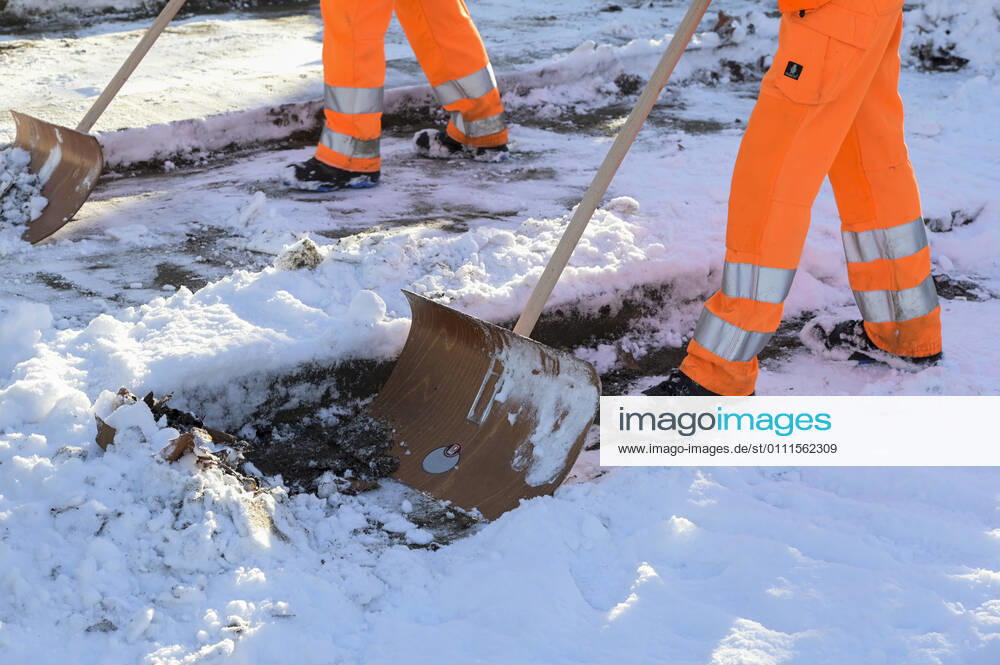 DEUTSCHLAND, Hamburg, Winter, Stadtreinigung befreit öffentliche Wege vom Schnee Hamburg Germany