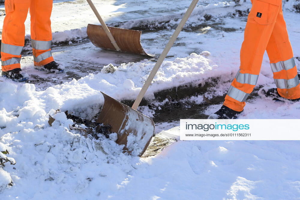 DEUTSCHLAND, Hamburg, Winter, Stadtreinigung befreit öffentliche Wege vom Schnee Hamburg Germany