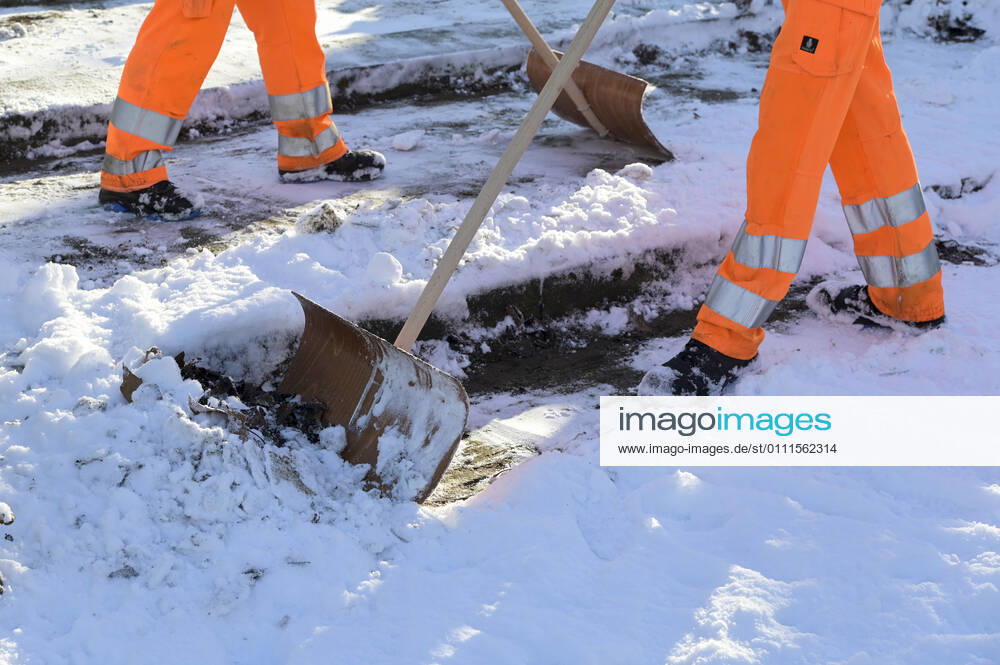 DEUTSCHLAND, Hamburg, Winter, Stadtreinigung befreit öffentliche Wege vom Schnee Hamburg Germany