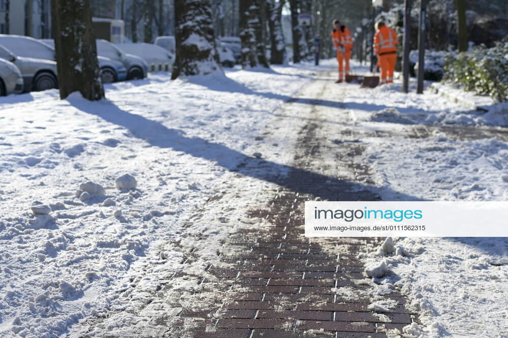 DEUTSCHLAND, Hamburg, Winter, Stadtreinigung befreit öffentliche Wege vom Schnee Hamburg Germany