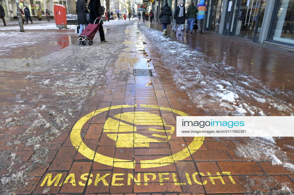 DEUTSCHLAND, Hamburg, Schnee, Winter, Corona Krise, Schild Maskenpficht in Fußgängerpassage Hamburg Germany