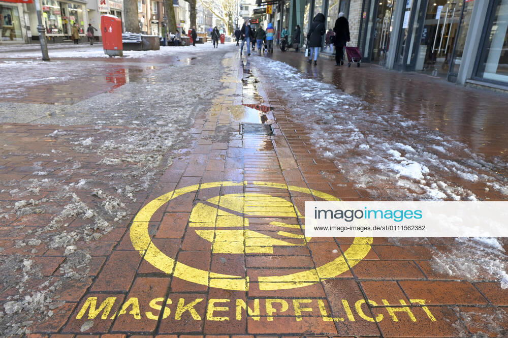 DEUTSCHLAND, Hamburg, Schnee, Winter, Corona Krise, Schild Maskenpficht in Fußgängerpassage Hamburg Germany
