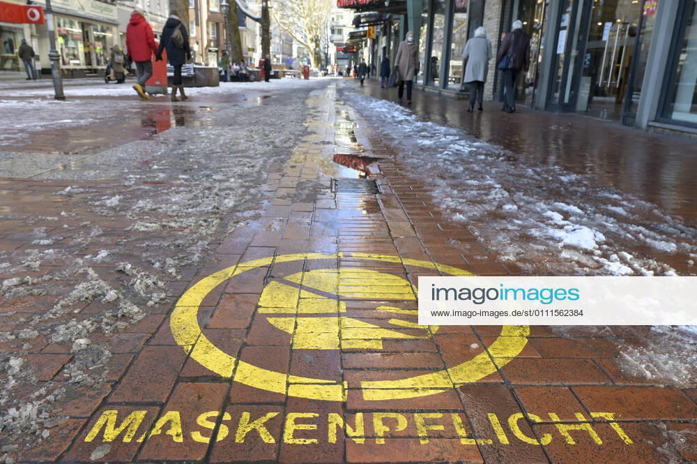 DEUTSCHLAND, Hamburg, Schnee, Winter, Corona Krise, Schild Maskenpficht in Fußgängerpassage Hamburg Germany