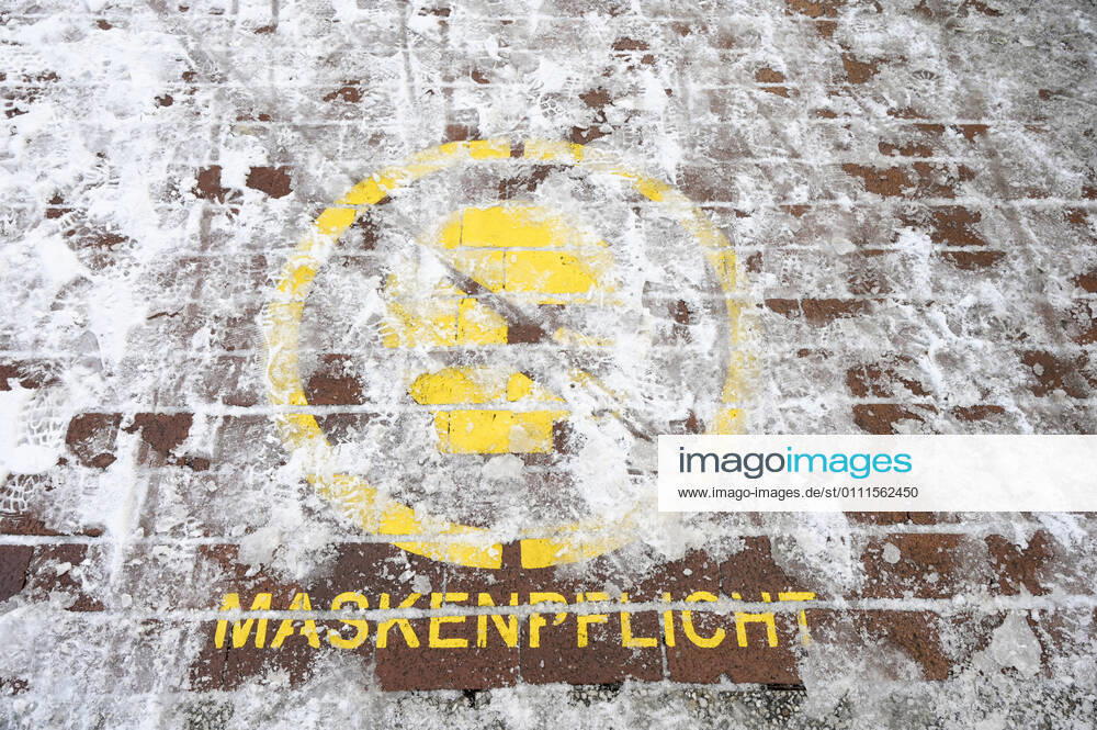 DEUTSCHLAND, Hamburg, Schnee, Winter, Corona Krise, Schild Maskenpficht in Fußgängerpassage Hamburg Germany