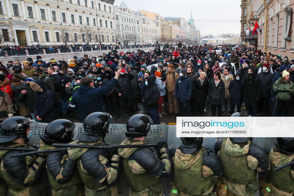 Riot police officers guard the area outside the St Petersburg Legislative Assembly building during an unauthorized rally in support of Russian opposition activist Alexei Navalny. Peter Kovalev TASS TS0F59B2