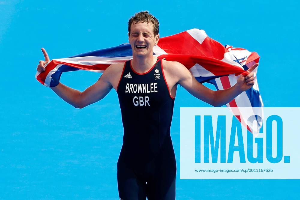 OLYMPIA - Olympische Spiele 2012 LONDON,ENGLAND,07.AUG.12 - DIVERS, OLYMPIA, TRIATHLON, LAUFSPORT - Olympische Sommerspiele in London 2012, Herren. Bild zeigt den Jubel von Alistair Brownlee (GBR). Keywords: Flagge.