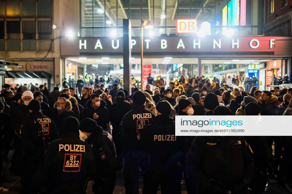 Riots at Munich Central Station 31 01 2021 MUNICH The crowd and police in front of the main entrance Numerous