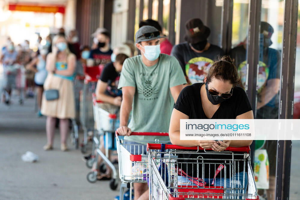 WA CORONAVIRUS COVID19, Shoppers wait for Coles in Maylands to open in Perth, Monday, February 1, 2021. West Australian Premier Mark McGowan yesterday called for a five-day lockdown for metropolitan Perth and two nearby regions after a COVID-19 hotel quarantine breach. ( NO ARCHIVING, , NO USE IN BOOKS WITHOUT CONSENT