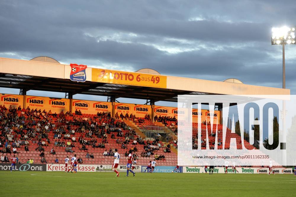 Fußball, Stadiongeschichte SpVgg Unterhaching SpVgg Unterhaching, Sportpark-Arena Unterhaching im Abendlicht,