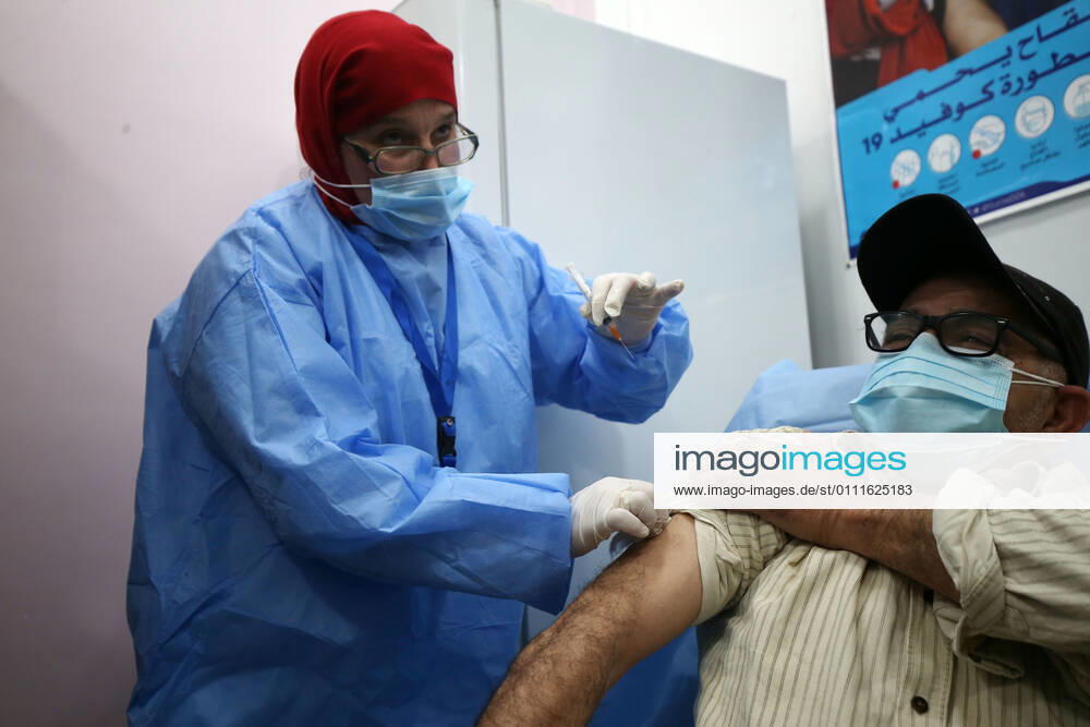 (210131) -- ALGIERS, Jan. 31, 2021 () -- A man receives an injection of COVID-19 vaccine at a clinic in Algiers, Algeria, Jan. 31, 2021. Algeria on Sunday reported 217 new COVID-19 cases, raising the total infections in the North African country to 107,339. Algeria s COVID-19 vaccination kicked off on Jan. 30 in the town of Blida, where the country s first coronavirus case was reported in early 2020. () AlGERIA-ALGIERS-COVID-19-VACCINATION Xinhua