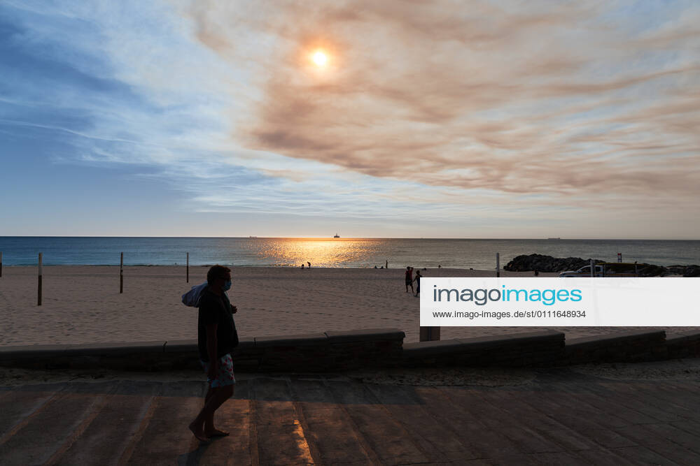 WA CORONAVIRUS COVID19, Members of the public head to City beach at sunset for their one hour of exercise in Perth, Monday, February 1, 2021. West Australian Premier Mark McGowan yesterday called for a five-day lockdown for metropolitan Perth and two nearby regions after a COVID-19 hotel quarantine breach. ( NO ARCHIVING, , NO USE IN BOOKS WITHOUT CONSENT