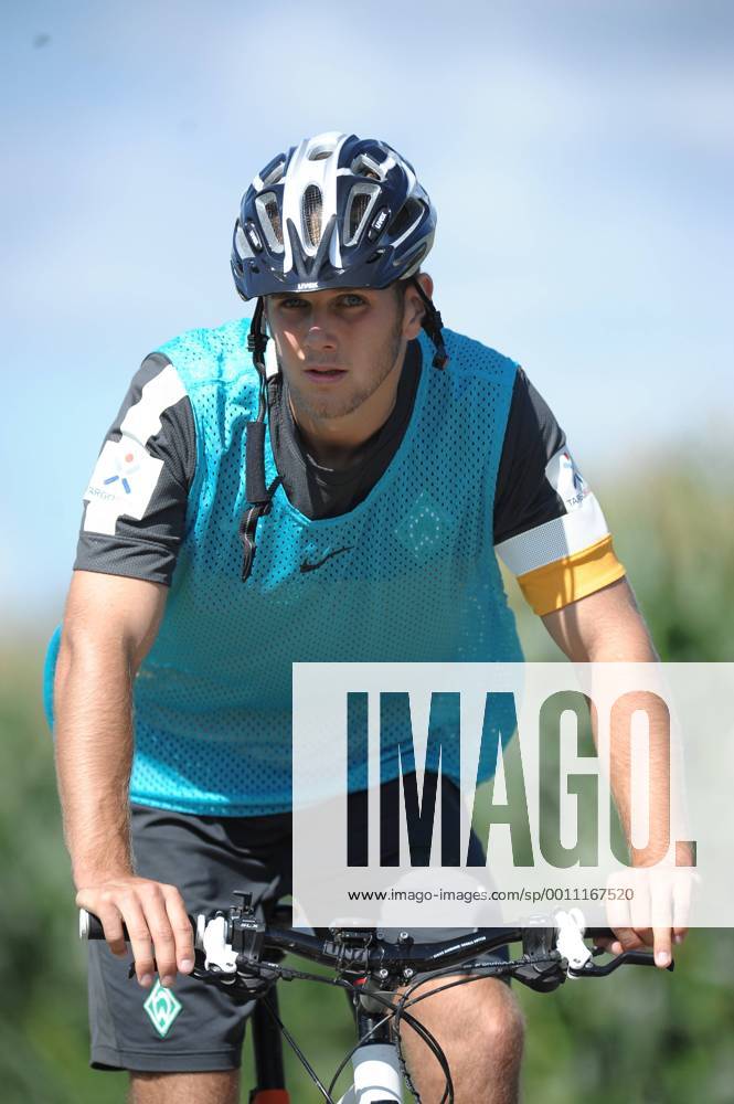Niclas FÜLLKRUG (SV Werder Bremen) mit dem Fahrrad unterwegs SV Werder Bremen, Trainingslager, Donaueschingen, Saison 2012 2013