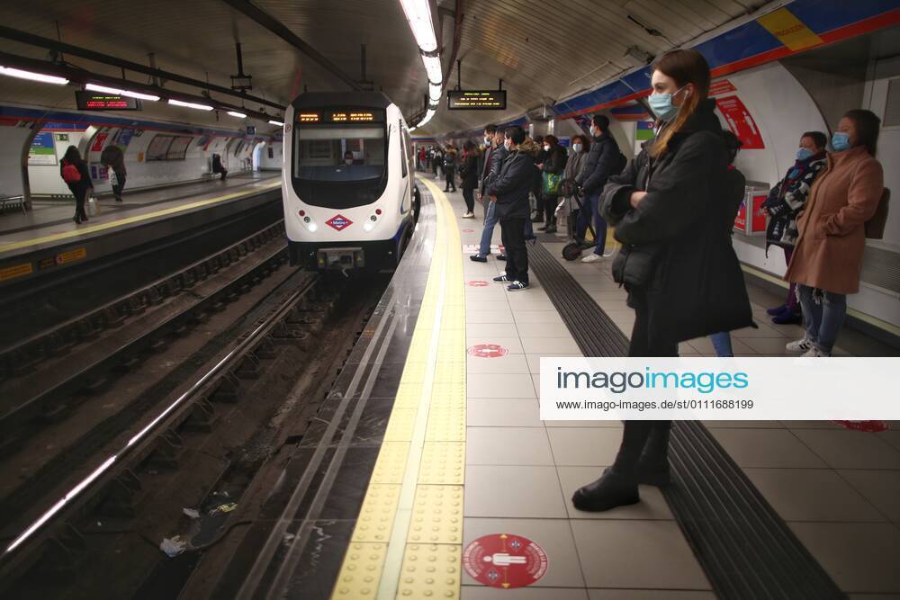 Several passengers wait on a metro platform at Sol station on the same day that new restrictions come into force in the region by Covid-19, in Madrid, (Spain), on February 1, 2021. As of today in Madrid, 19 more basic health zones (ZBS) have been extended to have restrictions, from which it is not possible to enter or leave without a justified cause such as work or studies. These 19 are in addition to those already restricted previously, which is why at the moment there are a total of 71 basic health zones (ZBS) and 30 localities with restrictions in the region. 01 FEBRUARY 2021;RESTRICTIONS;MADRID;COVID19;METRO;RENFE;TRANSPORT ZBS Eduardo Parra LagenciaEP 02 01 2021 Madrid Madrid Spain