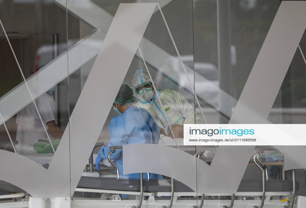 Healthcare personnel in PPE suit during the admission of a covid-19 patient to the new Covid-19 Emergency Hospital. In Seville (Andalusia, Spain), 01 February 2021. 01 FEBRUARY 2021 Maria Josà Lopez LagenciaEP 02 01 2021 Seville (Andalusia) Seville (Andalusia) Spain
