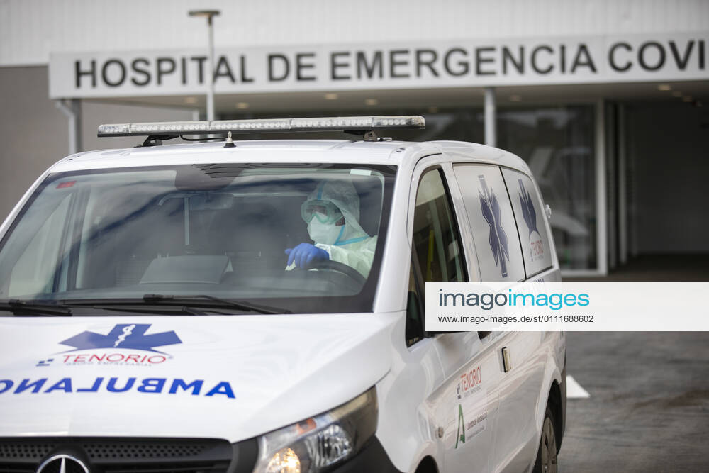 Healthcare personnel in PPE suit during the admission of a covid-19 patient to the new Covid-19 Emergency Hospital. In Seville (Andalusia, Spain), 01 February 2021. 01 FEBRUARY 2021 Maria Josà Lopez LagenciaEP 02 01 2021 Seville (Andalusia) Seville (Andalusia) Spain