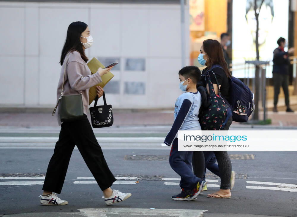 Coronavirus, Eindrücke aus Hongkong (210202) -- HONG KONG, Feb. 2, 2021 -- People wearing face masks are seen on the street in Hong Kong, south China, Feb. 2, 2021. Hong Kong s Center for Health Protection (CHP) reported 25 additional confirmed cases of COVID-19 on Tuesday, taking its total tally to 10,511. ) CHINA-HONG KONG-COVID-19-CASES (CN) LixGang
