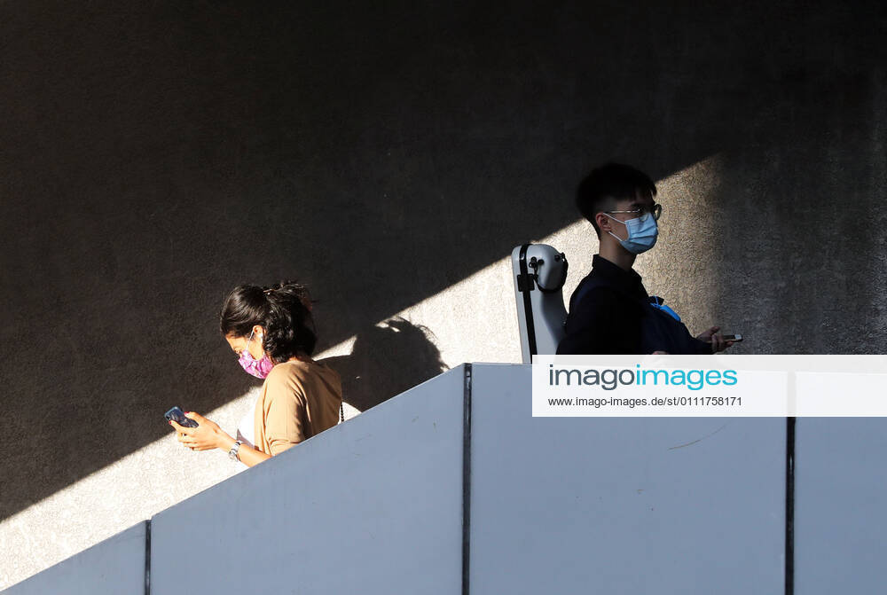 Coronavirus, Eindrücke aus Hongkong (210202) -- HONG KONG, Feb. 2, 2021 -- People wearing face masks are seen on the street in Hong Kong, south China, Feb. 2, 2021. Hong Kong s Center for Health Protection (CHP) reported 25 additional confirmed cases of COVID-19 on Tuesday, taking its total tally to 10,511. ) CHINA-HONG KONG-COVID-19-CASES (CN) LixGang