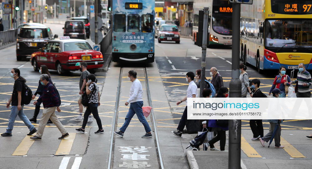 Coronavirus, Eindrücke aus Hongkong (210202) -- HONG KONG, Feb. 2, 2021 -- People wearing face masks are seen on the street in Hong Kong, south China, Feb. 2, 2021. Hong Kong s Center for Health Protection (CHP) reported 25 additional confirmed cases of COVID-19 on Tuesday, taking its total tally to 10,511. ) CHINA-HONG KONG-COVID-19-CASES (CN) LixGang