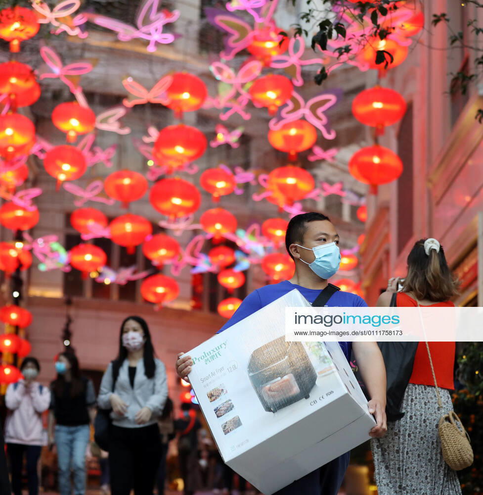 Coronavirus, Eindrücke aus Hongkong (210202) -- HONG KONG, Feb. 2, 2021 -- People wearing face masks are seen on the street in Hong Kong, south China, Feb. 2, 2021. Hong Kong s Center for Health Protection (CHP) reported 25 additional confirmed cases of COVID-19 on Tuesday, taking its total tally to 10,511. ) CHINA-HONG KONG-COVID-19-CASES (CN) LixGang