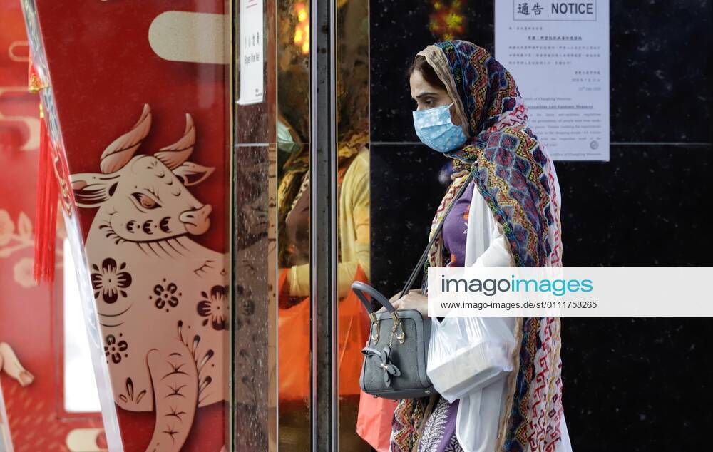 Coronavirus, Eindrücke aus Hongkong February 2, 2021, Hong Kong, CHINA: An Indian woman exit from shopping arcade decked with Chinese New Year decoration in Hong Kong.Invalidation of BNO ( Overseas ) Passports have created an impact for ethnic minorities in Hong Kong, who are typically made up of Indian, Pakistani and Nepalis.For these ethnic minorities, the BNO ( Overseas ) Passports is all they have and applying for HKSAR Passport is fraught with uncertainty.Feb-2,2020Hong Kong.ZUMA Hong Kong CHINA - ZUMAl137 20210202_zap_l137_003