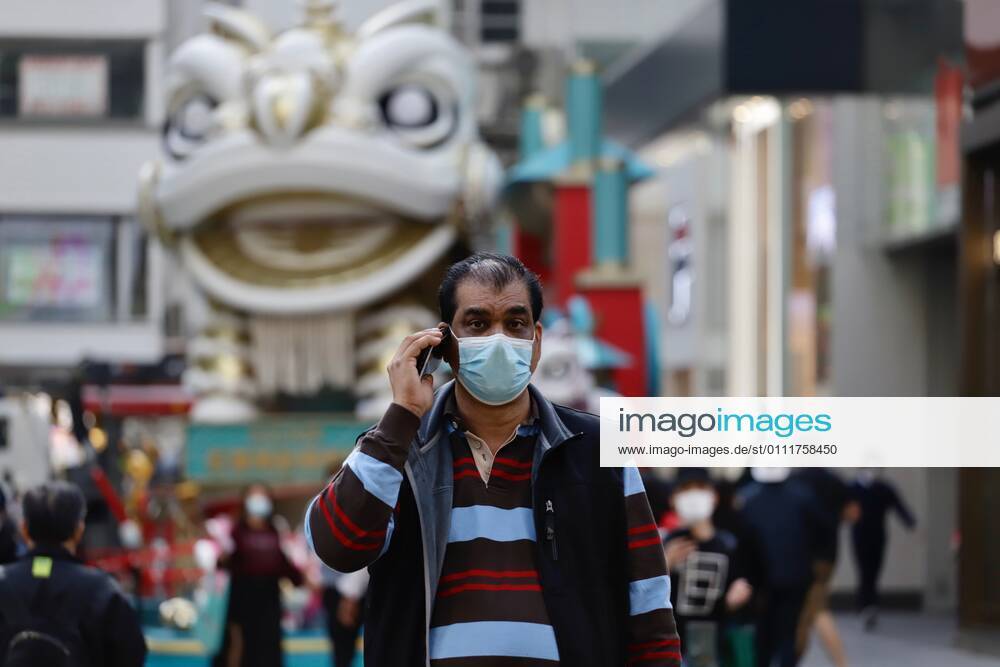 Coronavirus, Eindrücke aus Hongkong February 2, 2021, Hong Kong, CHINA: Indian man conversing on mobile phone on the street in Hong Kong. Chinese Communist Party s action to invalidate BNO ( Overseas ) Passports have deprived ethnic minorities in HK, who are holders of HK permanent citizenship and BNO ( Overseas ) Passports,to freely travel to other countries. With the voiding of BNO ( Overseas ) Passports, they have become the holder of an useless travel document unable to let them exit from the City unless HKSAR Passports are issued to them.Feb-2,2021Hong Kong.ZUMA Hong Kong CHINA - ZUMAl137 20210202_zap_l137_005