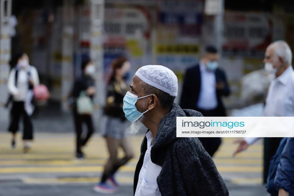 Coronavirus, Eindrücke aus Hongkong February 2, 2021, Hong Kong, CHINA: Muslim man on the street in Hong Kong. Negative impact is affecting ethnic communities in Hong Kong after Chinese Communist Party have invalidated BNO ( Overseas ) Passports in Hong Kong.For many ethnic minorities, BNO ( Overseas ) Passport is the only travel documents they have, now their Passports have become an useless piece of paper unable to let them leave the City freely by sea, air and land.Feb-2,2021Hong Kong.ZUMA Hong Kong CHINA - ZUMAl137 20210202_zap_l137_007