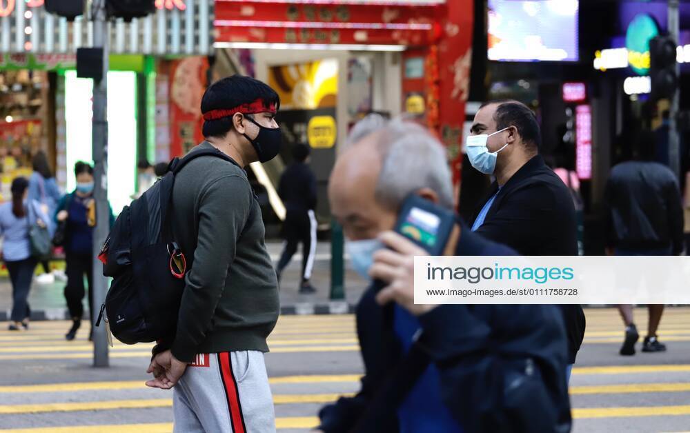 Coronavirus, Eindrücke aus Hongkong February 2, 2021, Hong Kong, CHINA: Indian men conversing on the street in Hong Kong. Ethnic minorities in Hong Kong make up of mostly Indian, Pakistani and Nepalis. These minorities are mostly, a HK permanent citizens and holders of BNO ( Overseas ) Passports.Following the invalidation of BNO ( Overseas ) Passports by CCP, they have become holders of invalid travel documents unable to let them out of the City unless HKSAR Passports are issued to them.Feb-2,2021Hong Kong.ZUMA Hong Kong CHINA - ZUMAl137 20210202_zap_l137_008