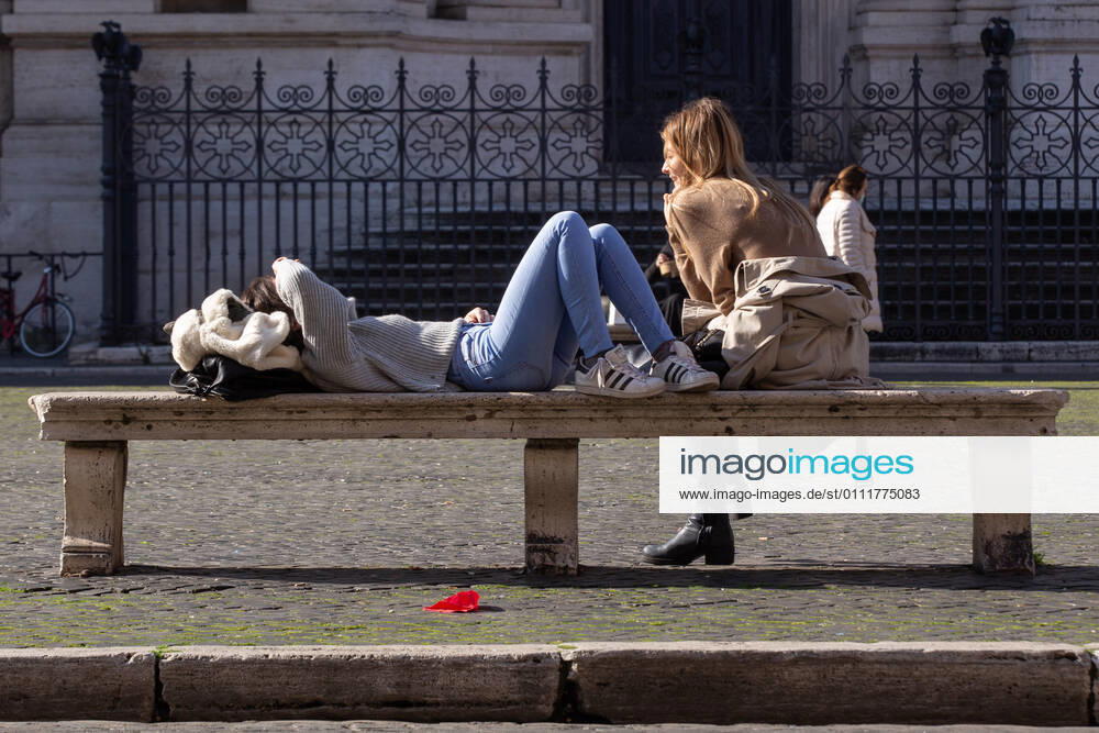 Coronavirus in Italien, Eindrücke aus Rom Italy: Restaurants and bars reopen in Rome Girls sitting on a bench in Piazza Navona in Rome Rome Italy