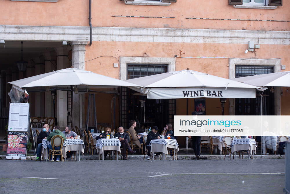 Coronavirus in Italien, Eindrücke aus Rom Italy: Restaurants and bars reopen in Rome People eat at a restaurant in Piazza Navona in Rome Rome Italy