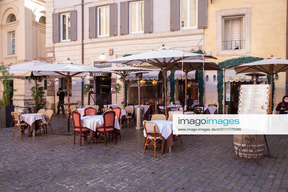 Coronavirus in Italien, Eindrücke aus Rom Italy: Restaurants and bars reopen in Rome Open restaurant near Montecitorio square in Rome Rome Italy