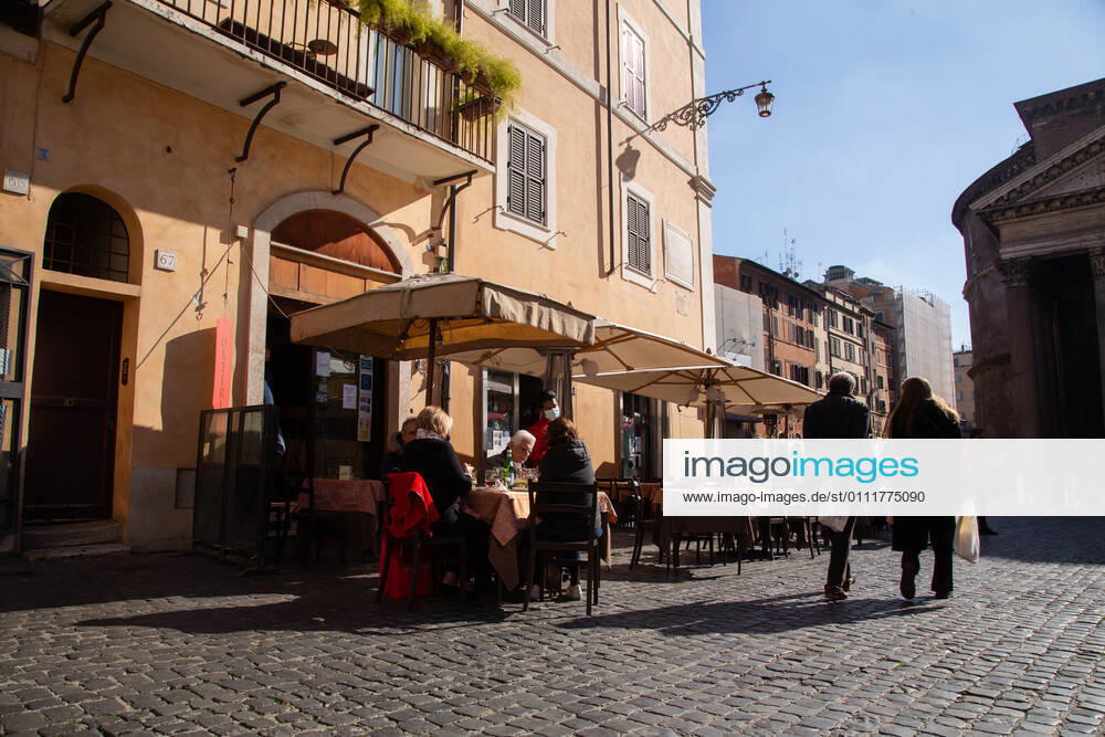 Coronavirus in Italien, Eindrücke aus Rom Italy: Restaurants and bars reopen in Rome People eat sitting at a restaurant in front of Pantheon in Rome Rome Italy