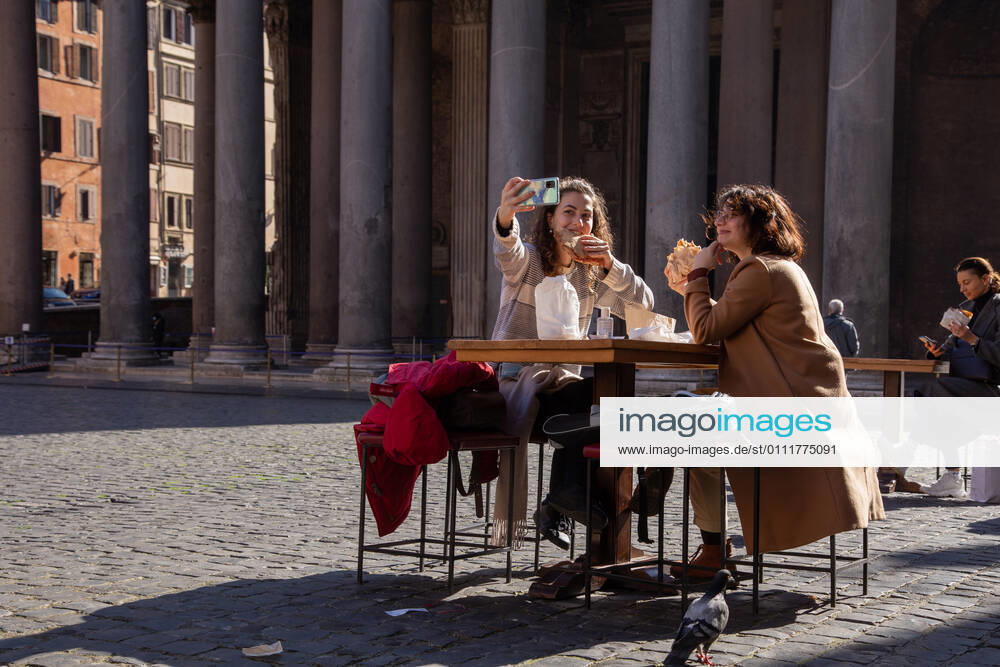 Coronavirus in Italien, Eindrücke aus Rom Italy: Restaurants and bars reopen in Rome People eat sitting at a restaurant in front of Pantheon in Rome Rome Italy