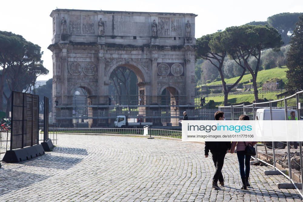 Coronavirus in Italien, Eindrücke aus Rom Italy: Museums in Rome reopen People in front of the Arch of Constantine, near the Colosseum Rome Italy