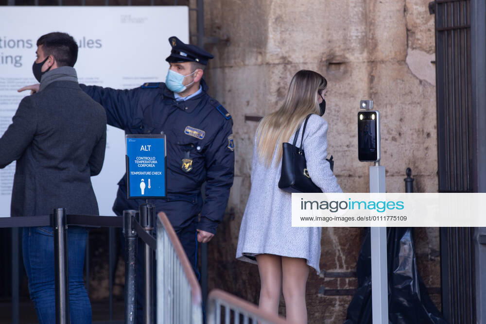 Coronavirus in Italien, Eindrücke aus Rom Italy: Museums in Rome reopen A boy and a girl enter the Colosseum Rome Italy