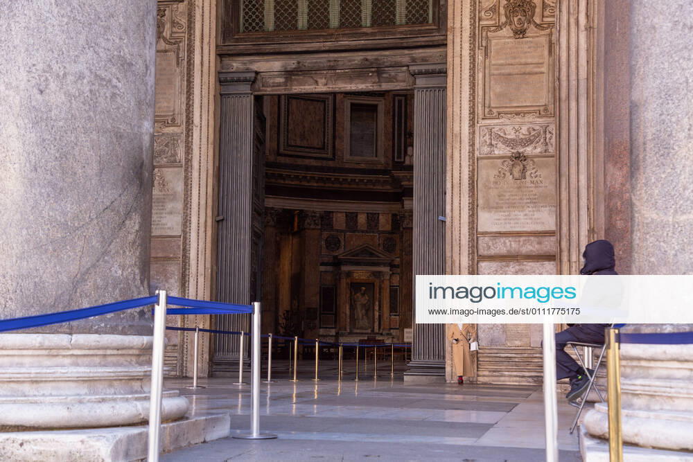 Coronavirus in Italien, Eindrücke aus Rom Italy: Museums in Rome reopen View of the Pantheon exit, from yesterday, February 1, 2021, reopened to the public, with limited admissions Rome Italy