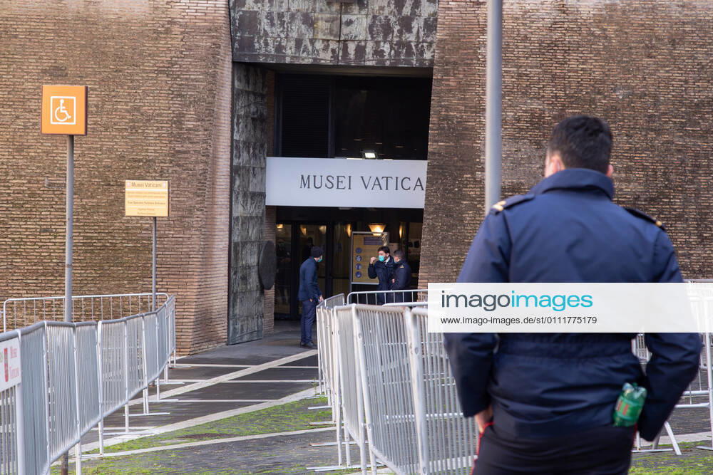 Coronavirus in Italien, Eindrücke aus Rom Italy: Museums in Rome reopen View of entrance to Vatican Museums, from yesterday, 1 February 2021, reopened to the public, with limited admissions Rome Italy