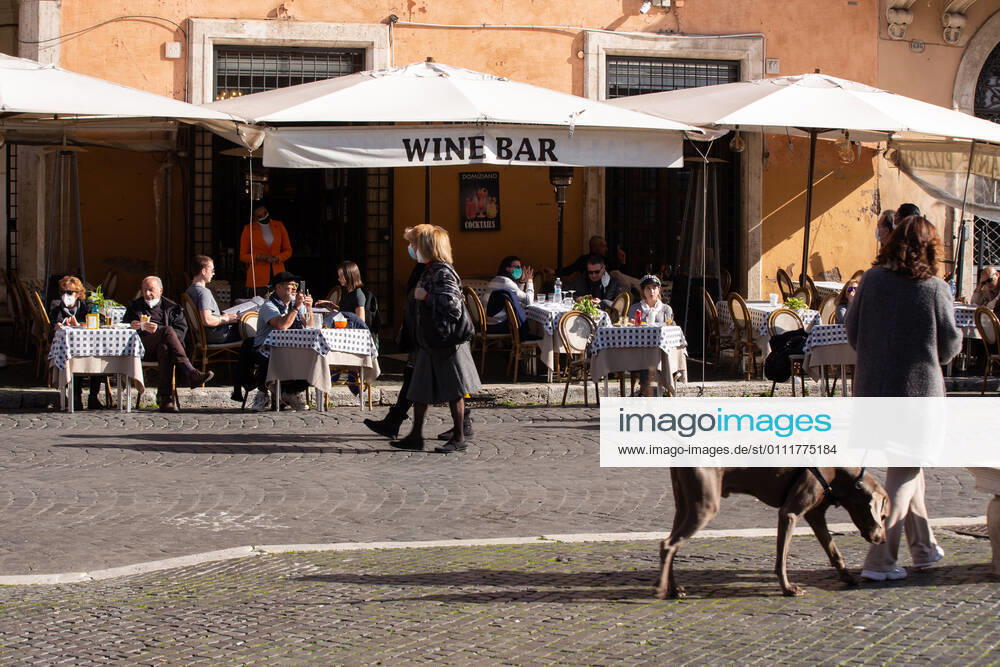 Coronavirus in Italien, Eindrücke aus Rom Italy: Restaurants and bars reopen in Rome People eat at a restaurant in Piazza Navona in Rome Rome Italy