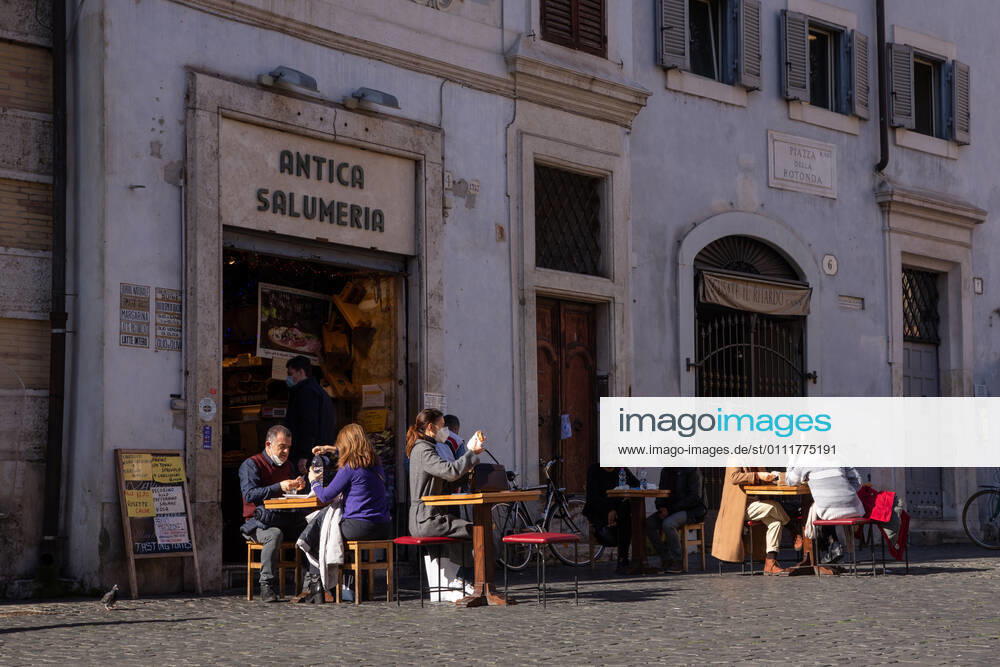 Coronavirus in Italien, Eindrücke aus Rom Italy: Restaurants and bars reopen in Rome People eat sitting at a restaurant in front of Pantheon in Rome Rome Italy