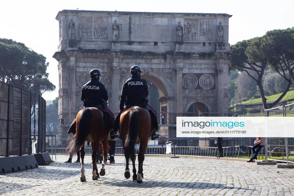 Coronavirus in Italien, Eindrücke aus Rom Italy: Museums in Rome reopen Policemen on horseback in front of the Arch of Constantine, near the Colosseum Rome Italy