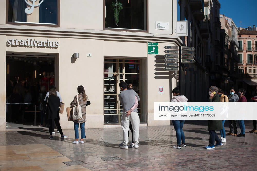 People queuing outside Stradivarius store during the closure of the hospitality sector and non-essential activities as part of a partial lockdown..For two weeks, besides the limit on mobility between cities, many municipalities and Costa del Sol districts (including the Malaga capital) will have to close bars, restaurants and stores as measures to curb the spread of the coronavirus pandemic. In the lead of Andalusia, Malaga is the city with more daily coronavirus infections and a high rate of hospitalizations. Malaga Spain - ZUMAs197 20210202_zab_s197_010