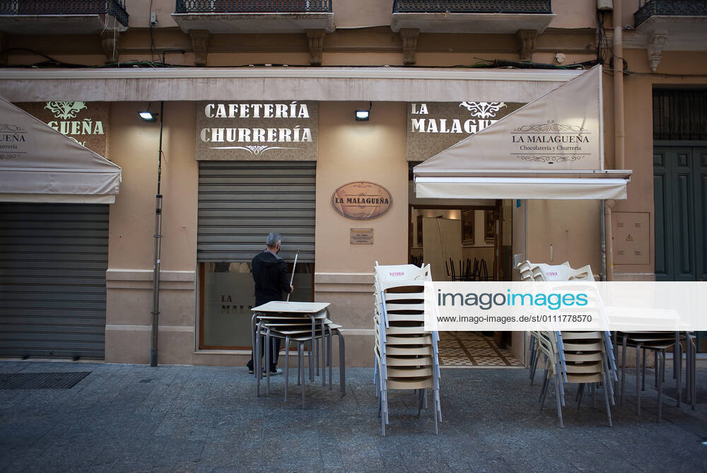 A worker is seen closing La Malaguena coffee shop during the closure of the hospitality sector and non-essential activities as part of a partial lockdown..For two weeks, besides the limit on mobility between cities, many municipalities and Costa del Sol districts (including the Malaga capital) will have to close bars, restaurants and stores as measures to curb the spread of the coronavirus pandemic. In the lead of Andalusia, Malaga is the city with more daily coronavirus infections and a high rate of hospitalizations. Malaga Spain - ZUMAs197 20210202_zab_s197_011