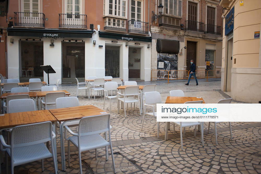 An empty and deserted terrace during the closure of the hospitality sector and non-essential activities as part of a partial lockdown..For two weeks, besides the limit on mobility between cities, many municipalities and Costa del Sol districts (including the Malaga capital) will have to close bars, restaurants and stores as measures to curb the spread of the coronavirus pandemic. In the lead of Andalusia, Malaga is the city with more daily coronavirus infections and a high rate of hospitalizations. Malaga Spain - ZUMAs197 20210202_zab_s197_012