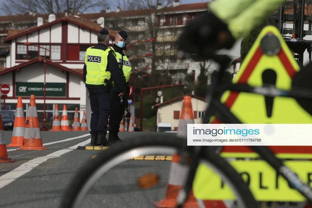 Coronavirus, Grenzkontrollen zwischen Spanien und Frankreich Police checks at the Behobia bridge, which links the Behobia district in Irun with Hendaye (France) on the Spanish-French border, in Irun, Euskadi (Spain), on January 2, 2021. Since last Sunday, France maintains in force restrictions on entry and exit from its territory to the coronavirus pandemic. The measures require a negative viral test with a maximum age of 72 hours to enter French territory. The measure takes effect at all borders -- land, air and sea -- but will not apply to border workers, carriers and residents within a 30-kilometer radius of the border. 2 FEBRUARY 2021;FRANCE;BORDER;IRUN;BASQUE COUNTRY;SPAIN;CORONAVIRUS;PCR;TRANSIT;CIRCULATION Javi Colmenero LagenciaEP 02 02 2021 IRUN, BASQUE COUNTRY (SPAIN) IRUN, BASQUE COUNTR
