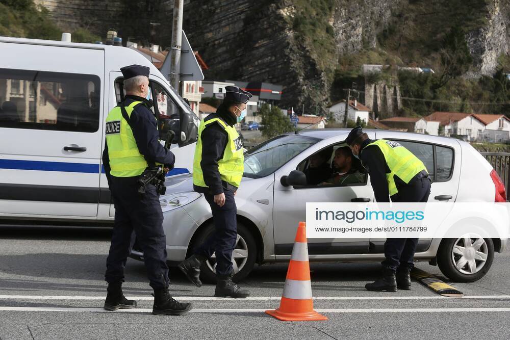 Coronavirus, Grenzkontrollen zwischen Spanien und Frankreich Police checks at the Behobia bridge, which links the Behobia district in Irun with Hendaye (France) on the Spanish-French border, in Irun, Euskadi (Spain), on January 2, 2021. Since last Sunday, France maintains in force restrictions on entry and exit from its territory to the coronavirus pandemic. The measures require a negative viral test with a maximum age of 72 hours to enter French territory. The measure takes effect at all borders -- land, air and sea -- but will not apply to border workers, carriers and residents within a 30-kilometer radius of the border. 2 FEBRUARY 2021;FRANCE;BORDER;IRUN;BASQUE COUNTRY;SPAIN;CORONAVIRUS;PCR;TRANSIT;CIRCULATION Javi Colmenero LagenciaEP 02 02 2021 IRUN, BASQUE COUNTRY (SPAIN) IRUN, BASQUE COUNTR