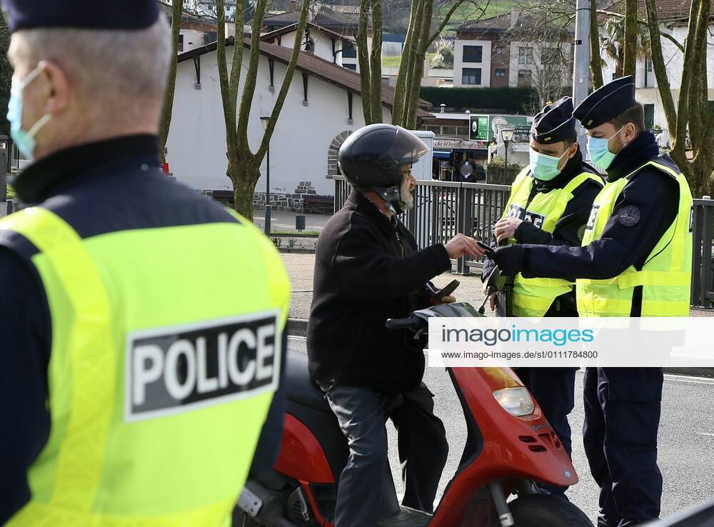 Coronavirus, Grenzkontrollen zwischen Spanien und Frankreich Police checks at the Behobia bridge, which links the Behobia district in Irun with Hendaye (France) on the Spanish-French border, in Irun, Euskadi (Spain), on January 2, 2021. Since last Sunday, France maintains in force restrictions on entry and exit from its territory to the coronavirus pandemic. The measures require a negative viral test with a maximum age of 72 hours to enter French territory. The measure takes effect at all borders -- land, air and sea -- but will not apply to border workers, carriers and residents within a 30-kilometer radius of the border. 2 FEBRUARY 2021;FRANCE;BORDER;IRUN;BASQUE COUNTRY;SPAIN;CORONAVIRUS;PCR;TRANSIT;CIRCULATION Javi Colmenero LagenciaEP 02 02 2021 IRUN, BASQUE COUNTRY (SPAIN) IRUN, BASQUE COUNTR