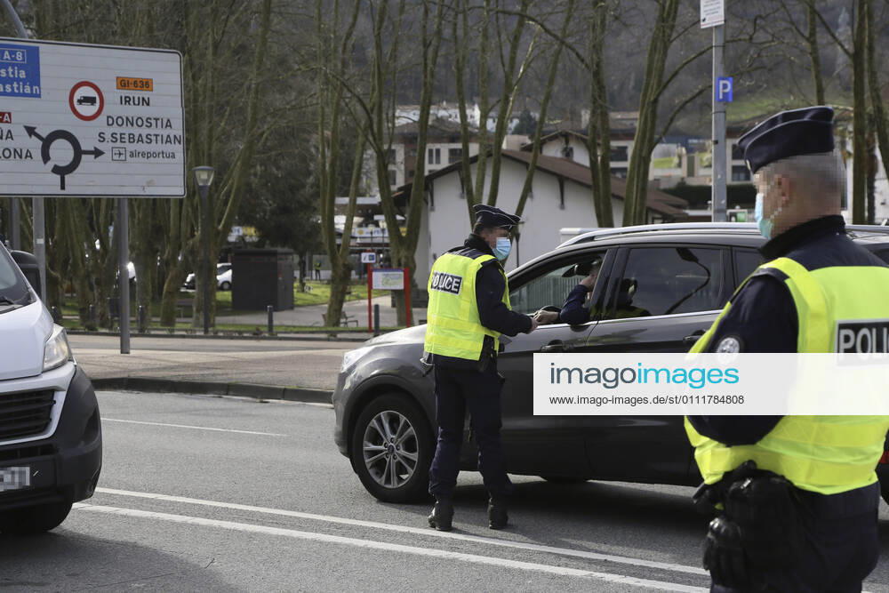 Coronavirus, Grenzkontrollen zwischen Spanien und Frankreich Two gendarmes carry out a mobility control at the Behobia bridge, which connects the Behobia district in Irun with Hendaye (France) on the border with Spanish-French, in Irun, Euskadi (Spain), on January 2, 2021. Since last Sunday, France maintains in force restrictions on entry and exit from its territory to the coronavirus pandemic. The measures require a negative viral test with a maximum age of 72 hours to enter French territory. The measure takes effect at all borders -- land, air and sea -- but will not apply to border workers, carriers and residents within a 30-kilometer radius of the border. 2 FEBRUARY 2021;FRANCE;BORDER;IRUN;BASQUE COUNTRY;SPAIN;CORONAVIRUS;PCR;TRANSIT;CIRCULATION Javi Colmenero LagenciaEP 02 02 2021 IRUN, BASQU