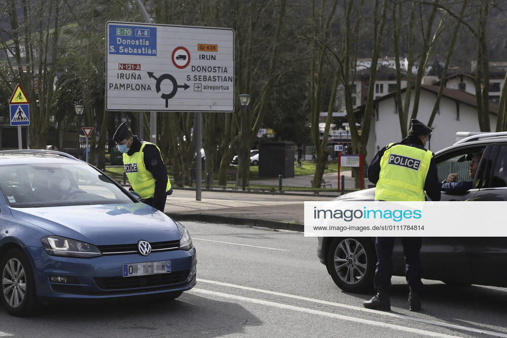Coronavirus, Grenzkontrollen zwischen Spanien und Frankreich Two gendarmes carry out a mobility control at the Behobia bridge, which connects the Behobia district in Irun with Hendaye (France) on the border with Spanish-French, in Irun, Euskadi (Spain), on January 2, 2021. Since last Sunday, France maintains in force restrictions on entry and exit from its territory to the coronavirus pandemic. The measures require a negative viral test with a maximum age of 72 hours to enter French territory. The measure takes effect at all borders -- land, air and sea -- but will not apply to border workers, carriers and residents within a 30-kilometer radius of the border. 2 FEBRUARY 2021;FRANCE;BORDER;IRUN;BASQUE COUNTRY;SPAIN;CORONAVIRUS;PCR;TRANSIT;CIRCULATION Javi Colmenero LagenciaEP 02 02 2021 IRUN, BASQU