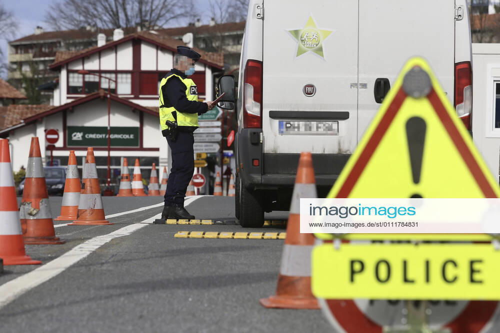 Coronavirus, Grenzkontrollen zwischen Spanien und Frankreich A gendarme performs a mobility control at the Behobia bridge, which connects the Behobia district in Irun with Hendaye (France) on the border with Spanish-French, in Irun, Euskadi (Spain), on January 2, 2021. Since last Sunday, France maintains in force restrictions on entry and exit from its territory to the coronavirus pandemic. The measures require a negative viral test with a maximum age of 72 hours to enter French territory. The measure takes effect at all borders -- land, air and sea -- but will not apply to border workers, carriers and residents within a 30-kilometer radius of the border. 2 FEBRUARY 2021;FRANCE;BORDER;IRUN;BASQUE COUNTRY;SPAIN;CORONAVIRUS;PCR;TRANSIT;CIRCULATION Javi Colmenero LagenciaEP 02 02 2021 IRUN, BASQUE CO