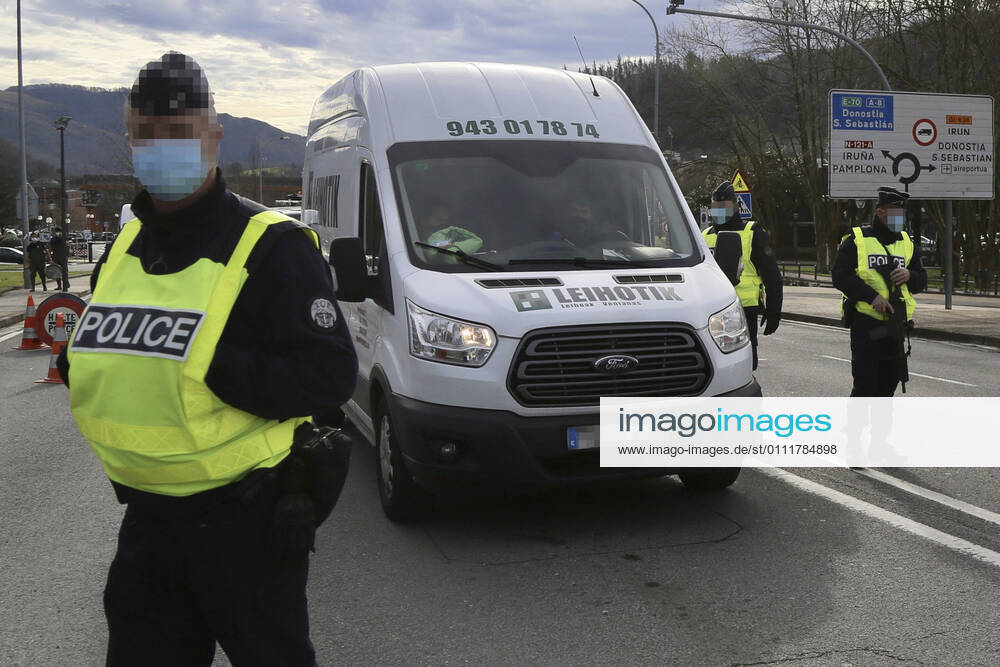 Coronavirus, Grenzkontrollen zwischen Spanien und Frankreich Several gendarmes carry out a mobility control at the Behobia bridge, which connects the Behobia district in Irun with Hendaye (France) on the border with Spanish-French, in Irun, Euskadi (Spain), on January 2, 2021. Since last Sunday, France maintains in force restrictions on entry and exit from its territory to the coronavirus pandemic. The measures require a negative viral test with a maximum age of 72 hours to enter French territory. The measure takes effect at all borders -- land, air and sea -- but will not apply to border workers, carriers and residents within a 30-kilometer radius of the border. 2 FEBRUARY 2021;FRANCE;BORDER;IRUN;BASQUE COUNTRY;SPAIN;CORONAVIRUS;PCR;TRANSIT;CIRCULATION Javi Colmenero LagenciaEP 02 02 2021 IRUN, B