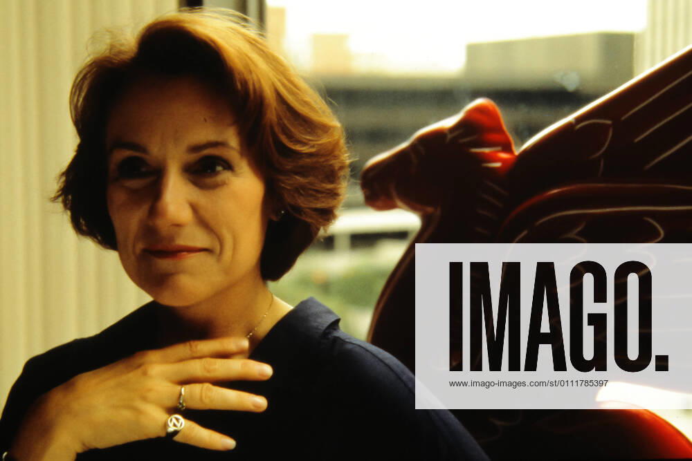 Director Martha Coolidge, Lost in Yonkers (1993) Columbia File Reference 34082-400THA Hollywood CA USA